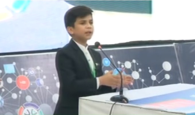 شاهد .. طفل نابغة يتحول إلى