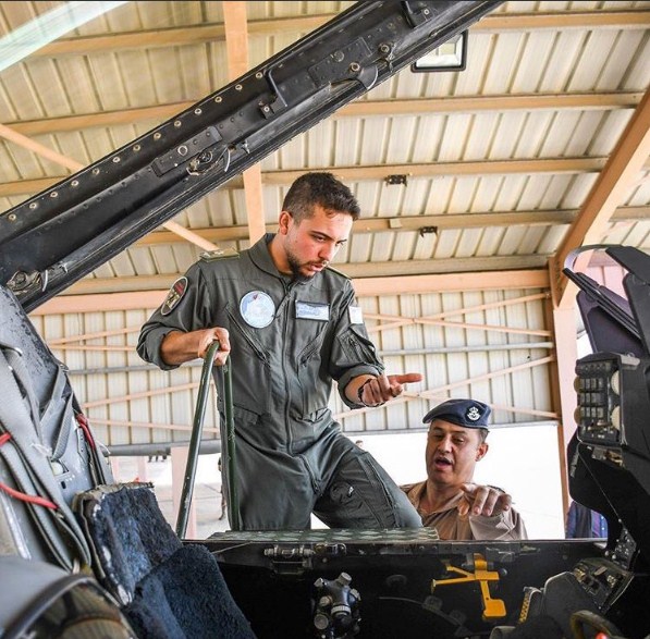 ولي العهد يزور قاعدة الشهيد موفق