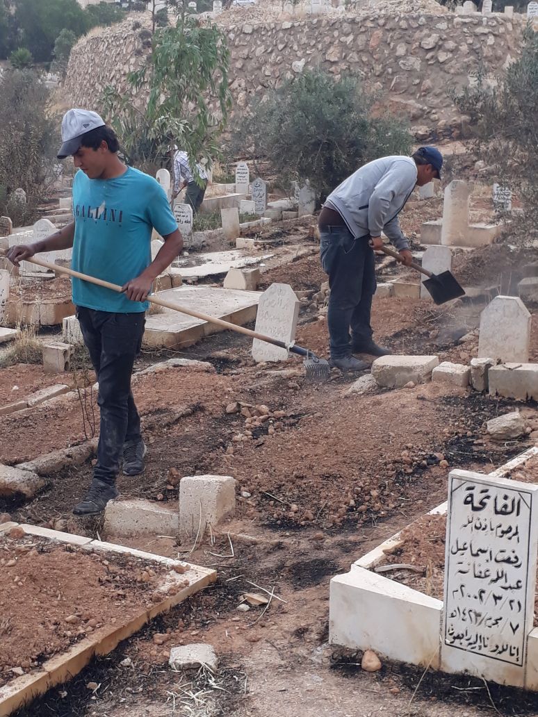 بلدية جرش تواصل حملتها لتنظيف المقابر