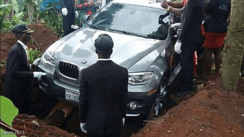 نيجيري ثري يدفن والده بأغرب ’تابوت‘