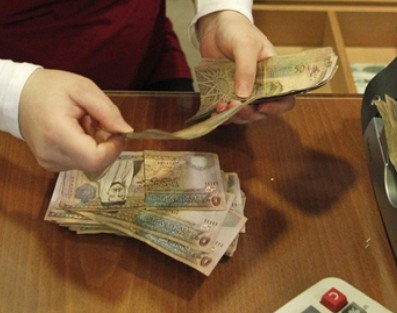 صرف دفعة سلف وتعويضات لـ 450