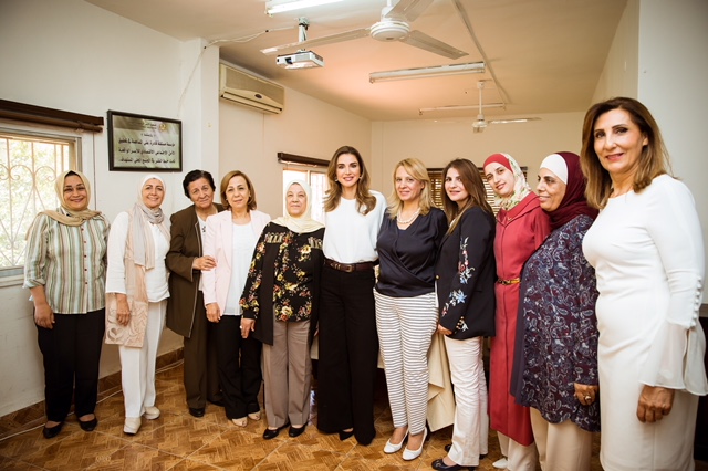 الملكة رانيا تطلع على برامج جمعية