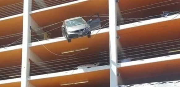 تنجو بأعجوبة بعدما علقت سيارتها بين