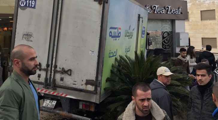 شاحنة تقتحم محلا تجاريا في عبدون