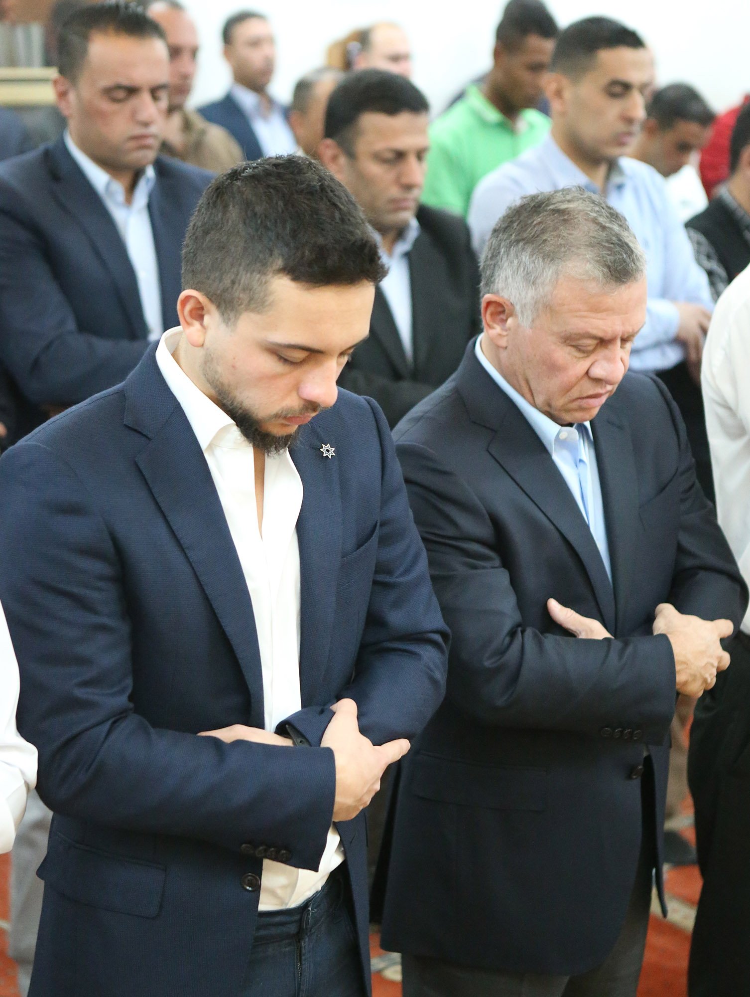 الملك وولي العهد يشاركان المصلين أداء