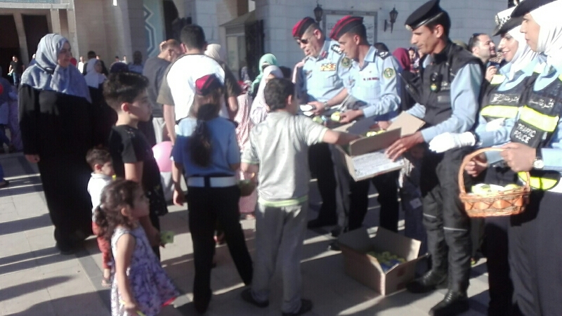 رجال السير يوزعون الحلوى على المواطنين