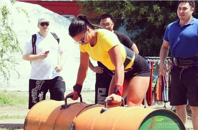 «امرأة خارقة» تسحب حافلة وزنها 22