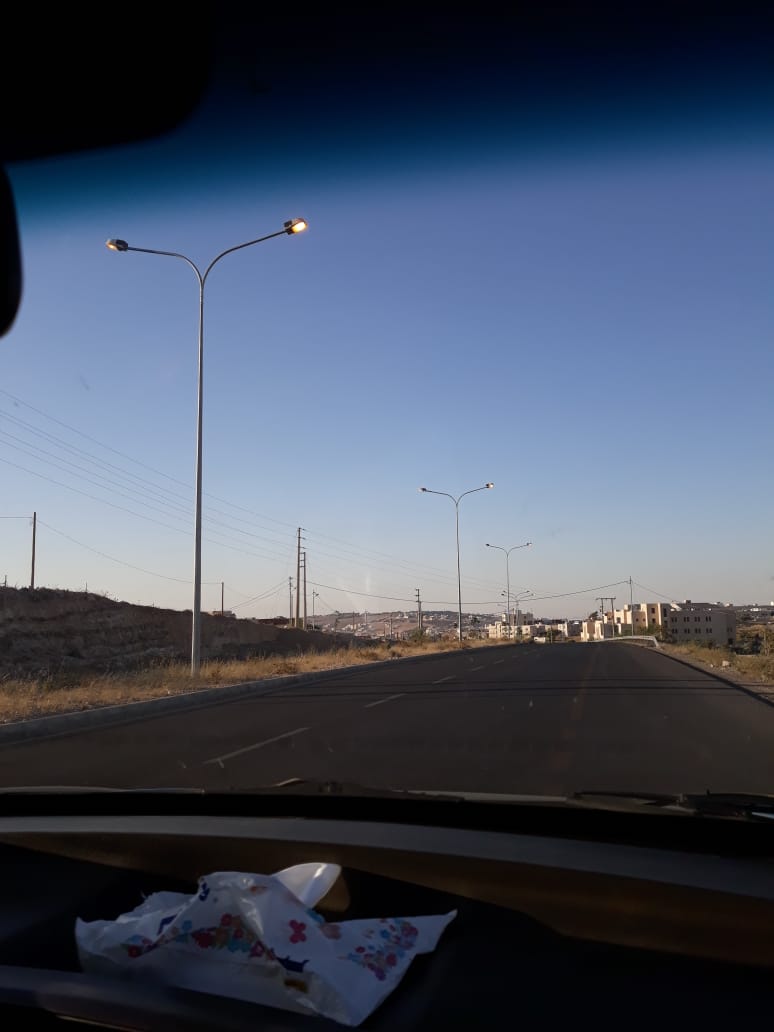 مصابيح مضاءة في وضح النهار بالكرك