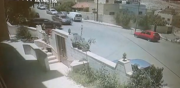 عدم انتباه سائق يتسبب بانقلاب مركبة