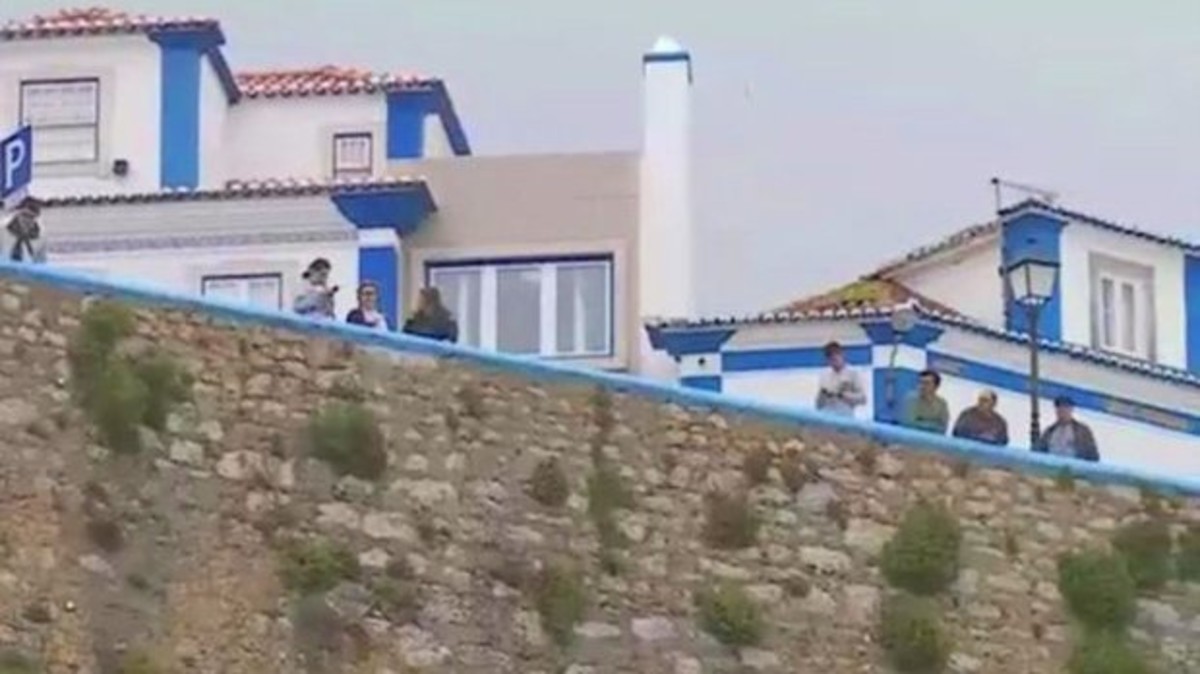 السيلفي يقتل سائحين سقطا من جدار