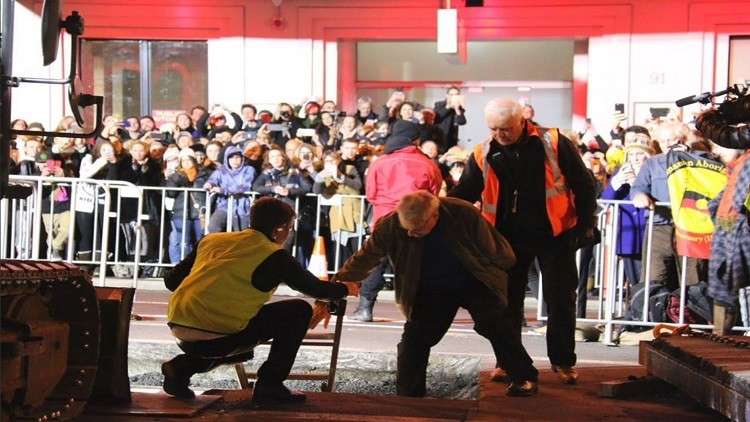 فنان أسترالي ’يدفن‘ نفسه حيا