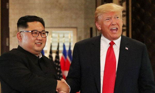 ترامب: تبادلت مع كيم أرقام الهواتف