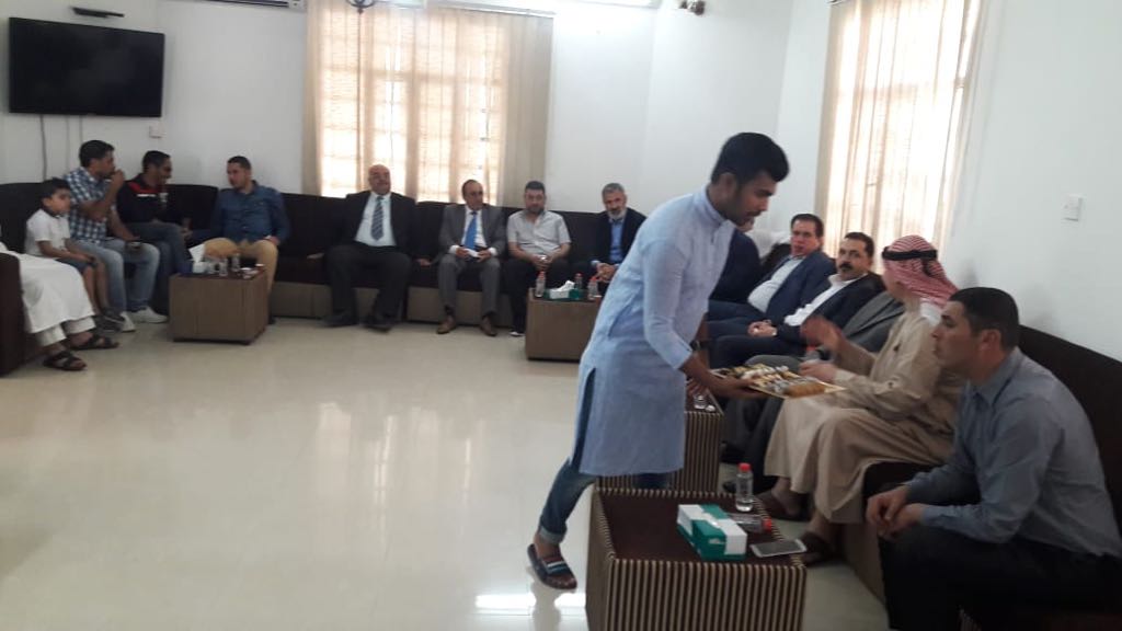 أبناء الجالية الأردنية في مسقط يتبادلون