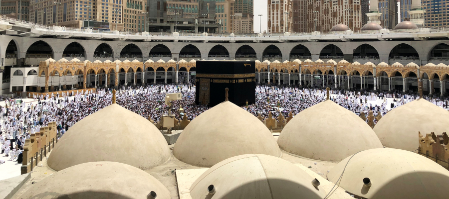 بعد انتحار فرنسي جانب الكعبة.. رجل