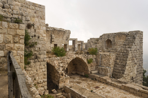 إصابة سائحة أميركية سقطت بأحد مرافق