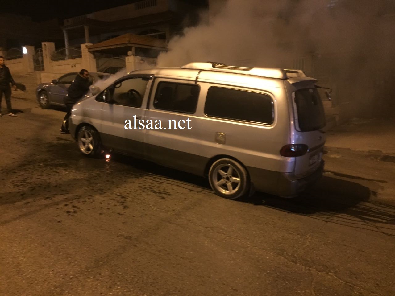 احتراق باص فان اثناء مسيره في