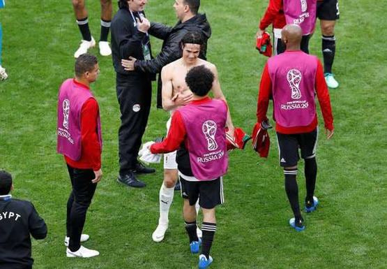 كافاني يكشف سر طلبه لقميص صلاح