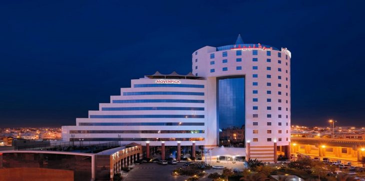 قصة رمي أموال من مشهور خليجي