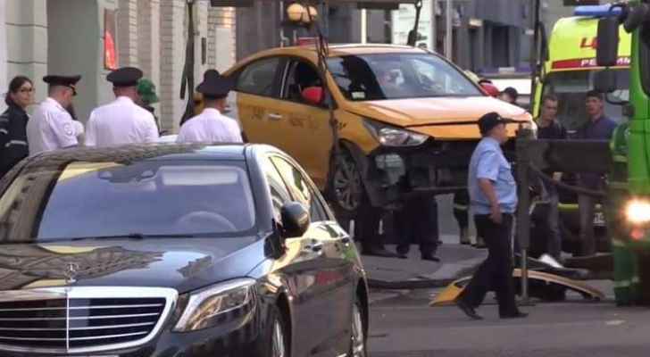 بالفيديو: شاهد لحظة دهس سيارة اجرة