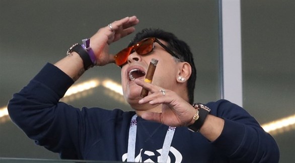 مارادونا يعتذر عن التدخين خلال مباراة