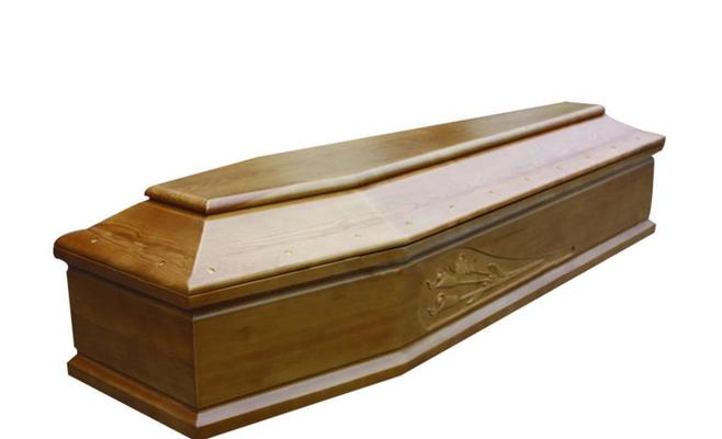 وفاة شخص بعدما سقط عليه تابوت