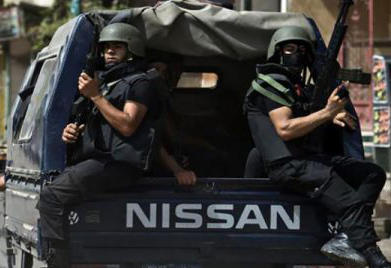 شرطي مصري يغتصب متهمة في سيارة