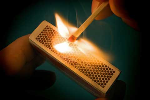 رجل يهدد بحرق نفسه وطفليه لعدم