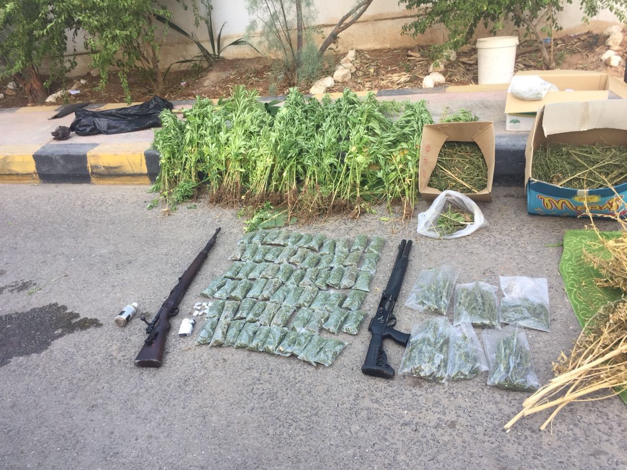 القبض على 4 أشخاص بحوزتهم ’300