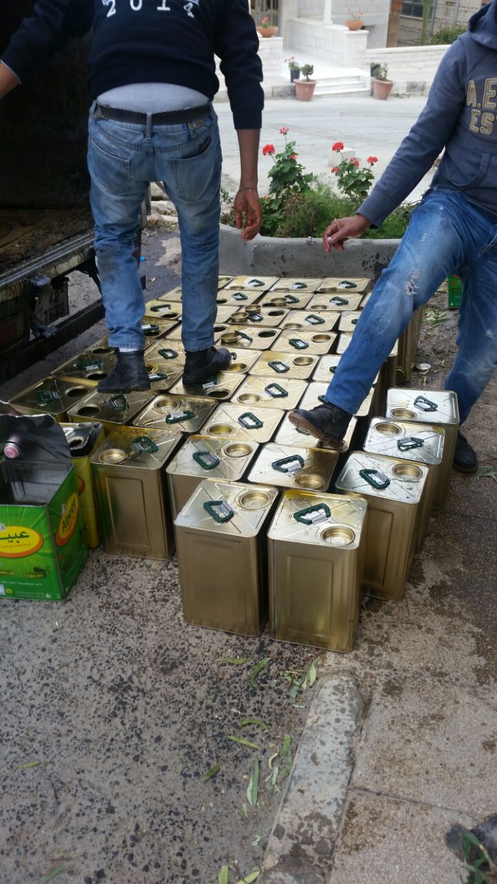 ضبط 93 تنكة زيت زيتون مغشوش