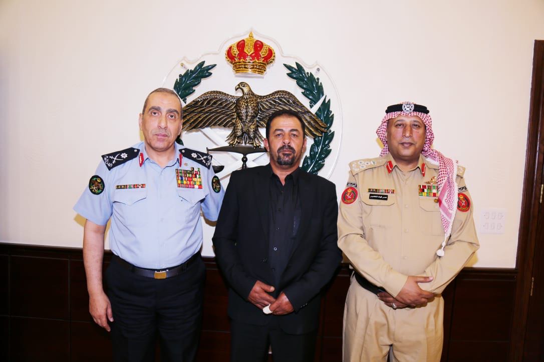 الحمود يكرّم مواطنا و 7 من