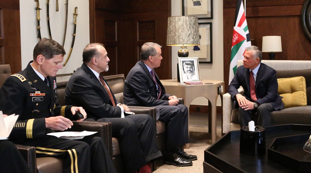 الملك يستقبل وكيل وزارة الدفاع الأمريكية