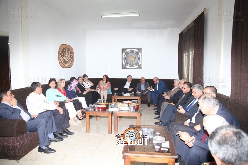 أعضاء جماعة عمان لحوارات المستقبل يتبادلون