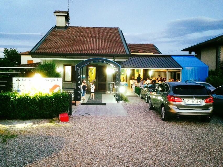 مطعم لبناني للبيع قريب من بحيرة