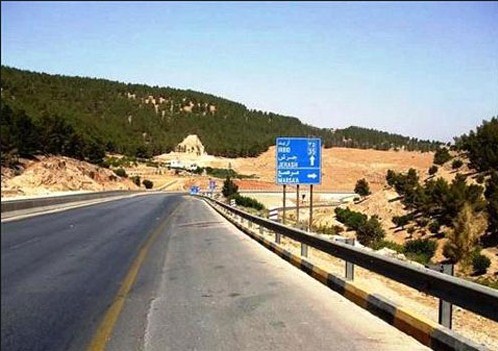 محتجون على مكب نفايات تجريبي في