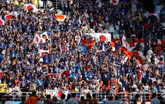 بالفيديو: لهذا السبب.. مشجعو اليابان هم