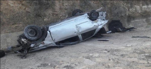 وفاة وافد واصابة اخر بحادث تدهور