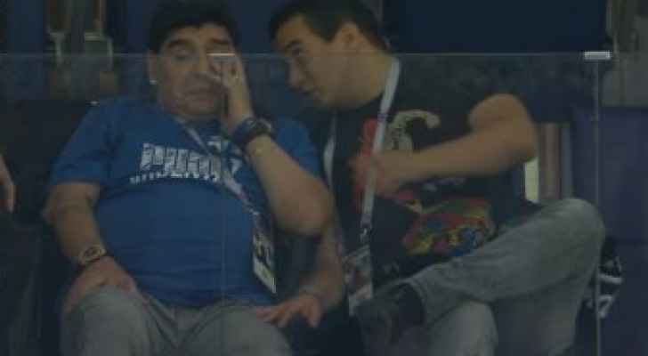 مارادونا يبكى على حال الأرجنتين بعد