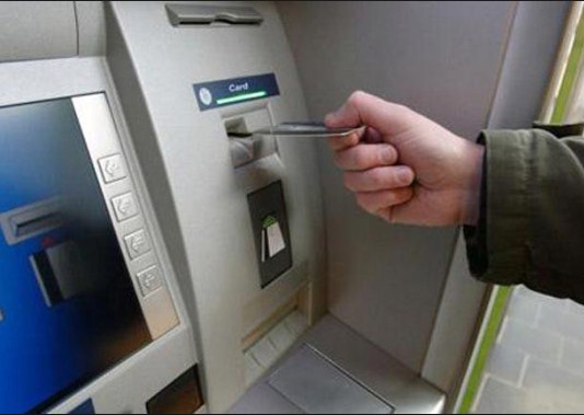 الأمن: محاولة عبث بصراف بنك في