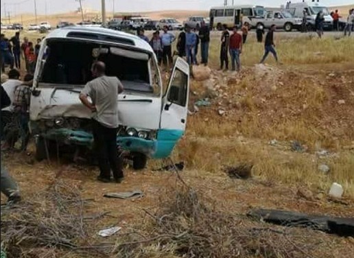 12 اصابة بتدهور باص كوستر في