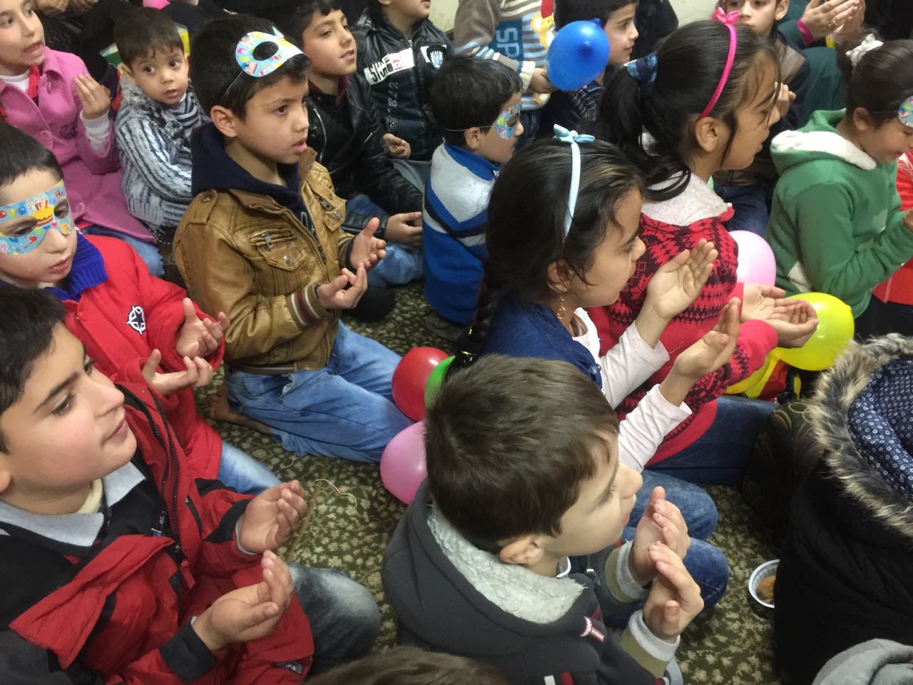 مركز عثمان والكتاب والسنة يوزعان الهدايا