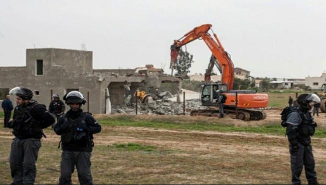 الاحتلال الاسرائيلي يجبر مواطنا على هدم