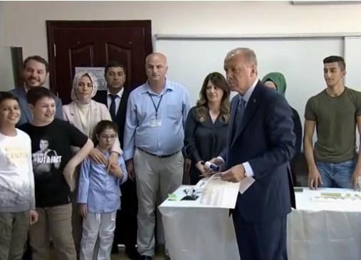 أردوغان يدلي بصوته في الانتخابات التركية