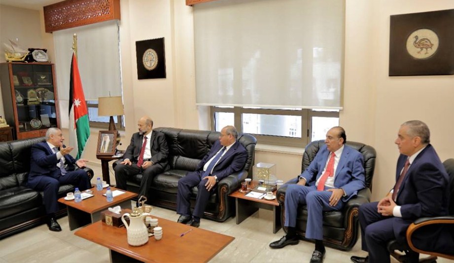الرزاز يلتقي رئيس المجلس القضائي الأردني
