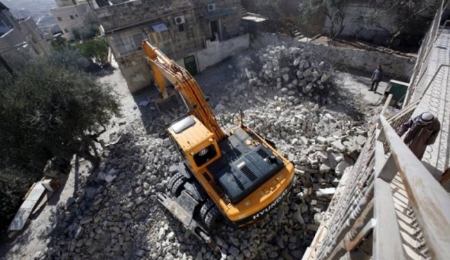 الاحتلال يجبر مواطنا مقدسيا على هدم