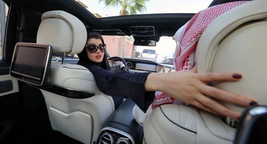 السعودية تحذر من ملاحقة النساء وتصورهن