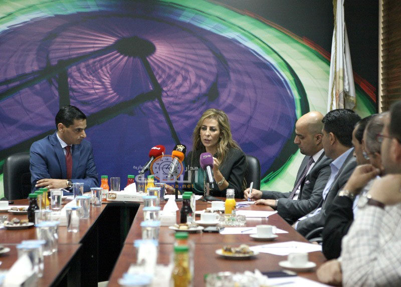 غنيمات تمسك العصا من الوسط في