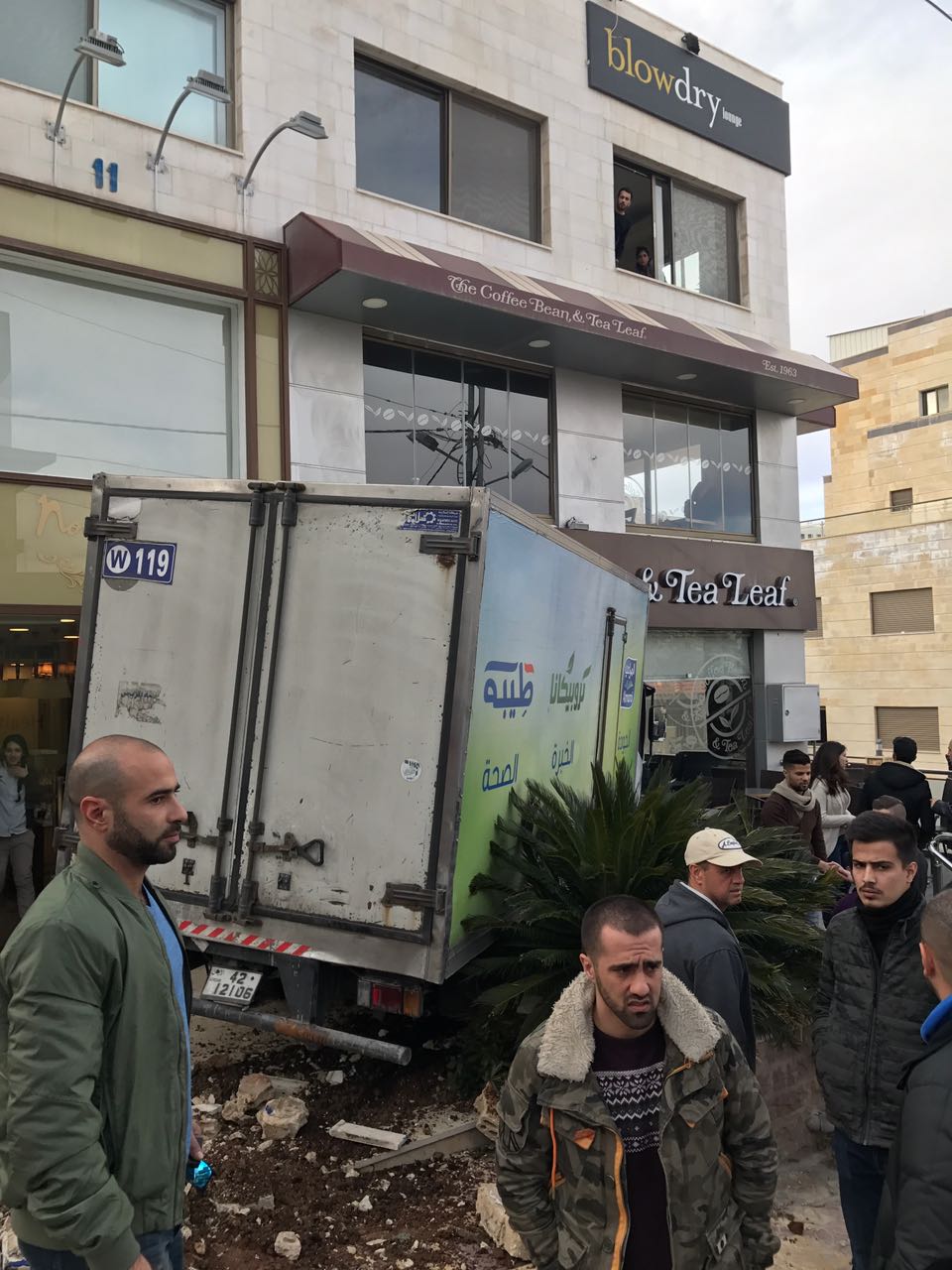 شاهد.. هرب المواطنين قبيل اقتحام شاحنة