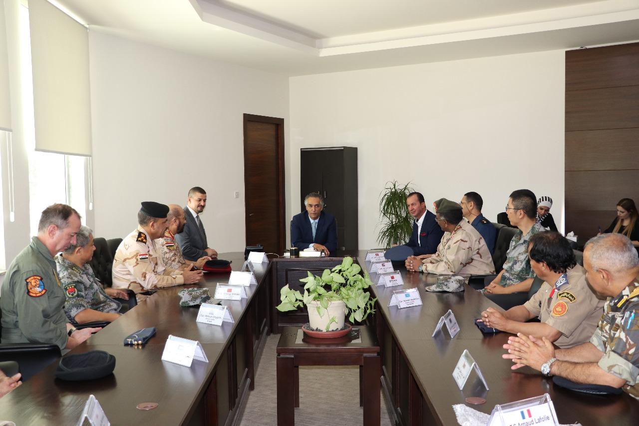 القيسي يطلع ملحقين عسكريين على برامج