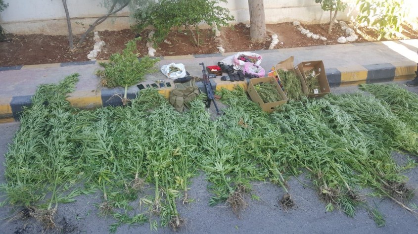 القبض على 4 مروجين وضبط 700