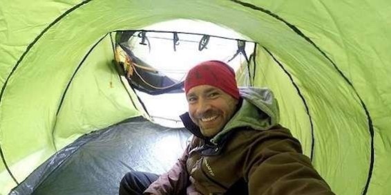 مغامر ينصب خيمة على فوهة مدخنة